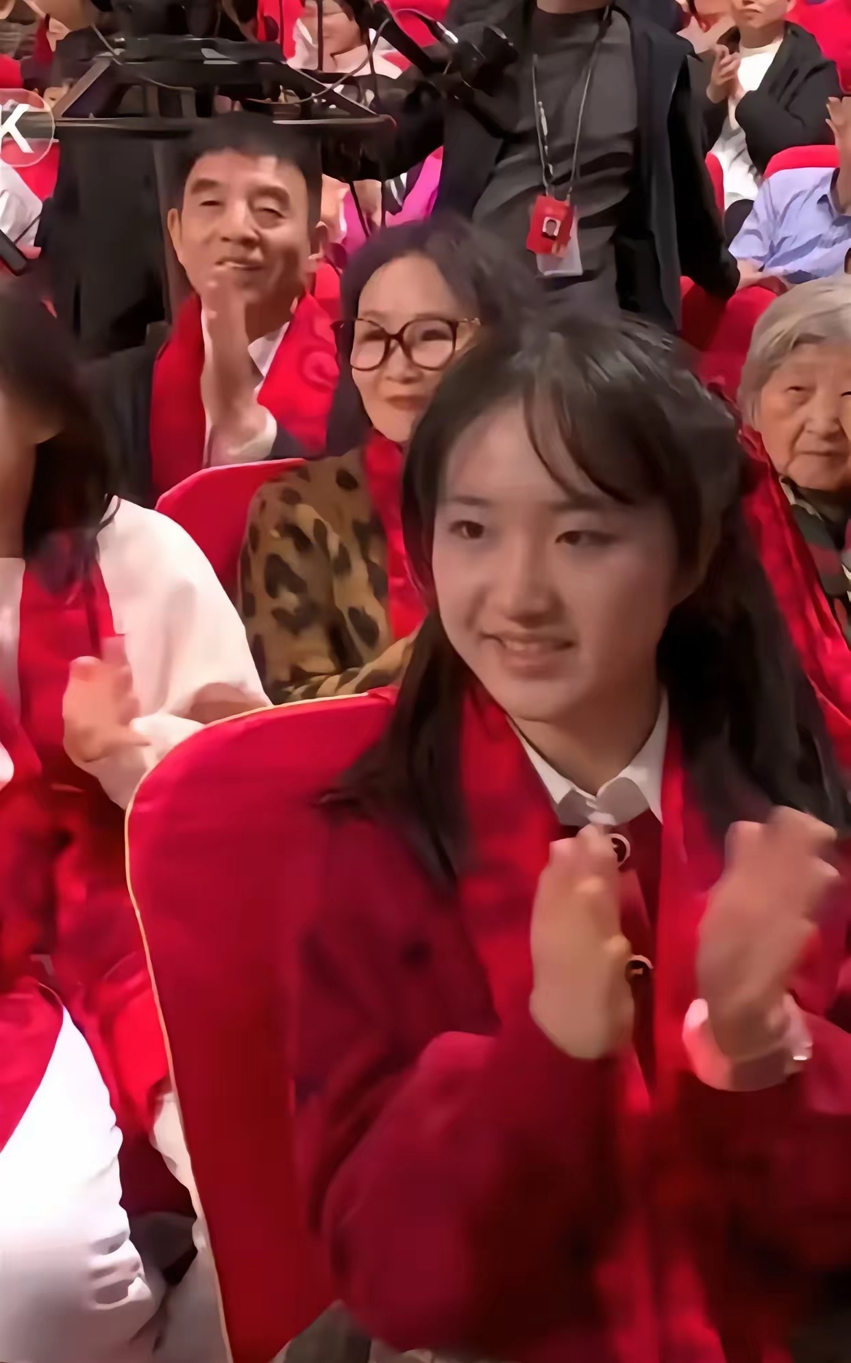 关于亚洲电视直播现场热闹非凡，观众沸腾不已的信息