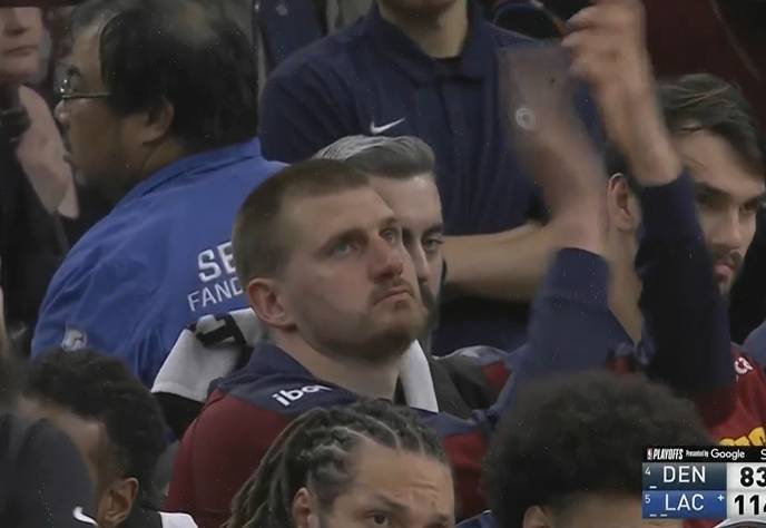 惨败后球员间发生争执,教练紧急调解 惨败后球员间发生争执,教练紧急调解