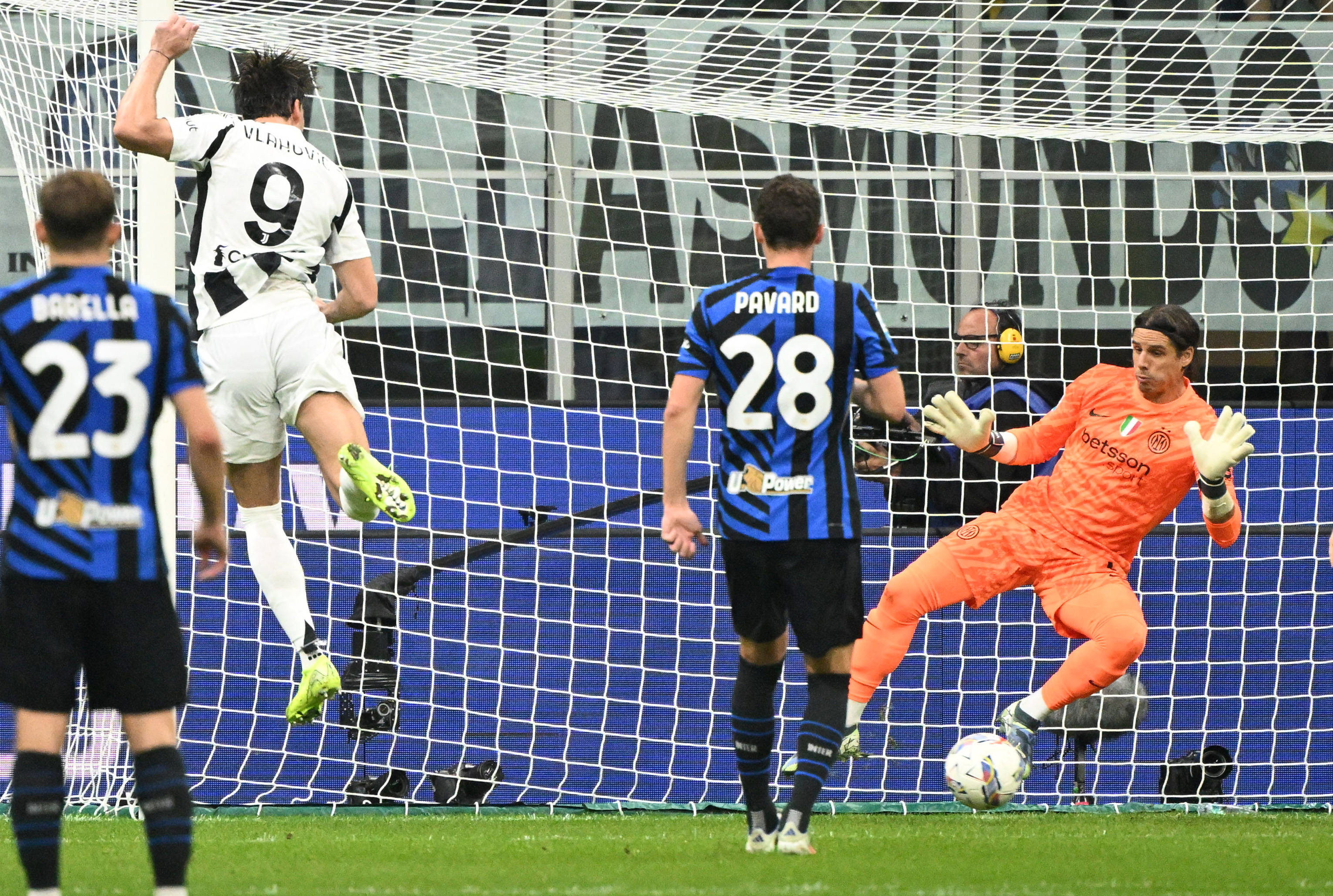 九游体育中国官网-尤文图斯铲球球员助攻出色，帮助球队取胜