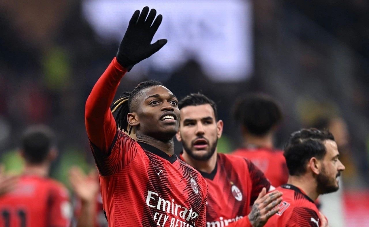 包含AC米兰主场告捷，再次赢球保持不败的词条