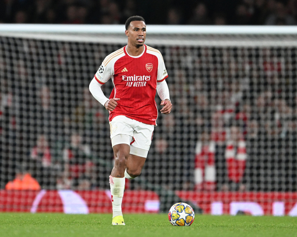 阿森纳前锋梅开二度，助球队逆转胜利