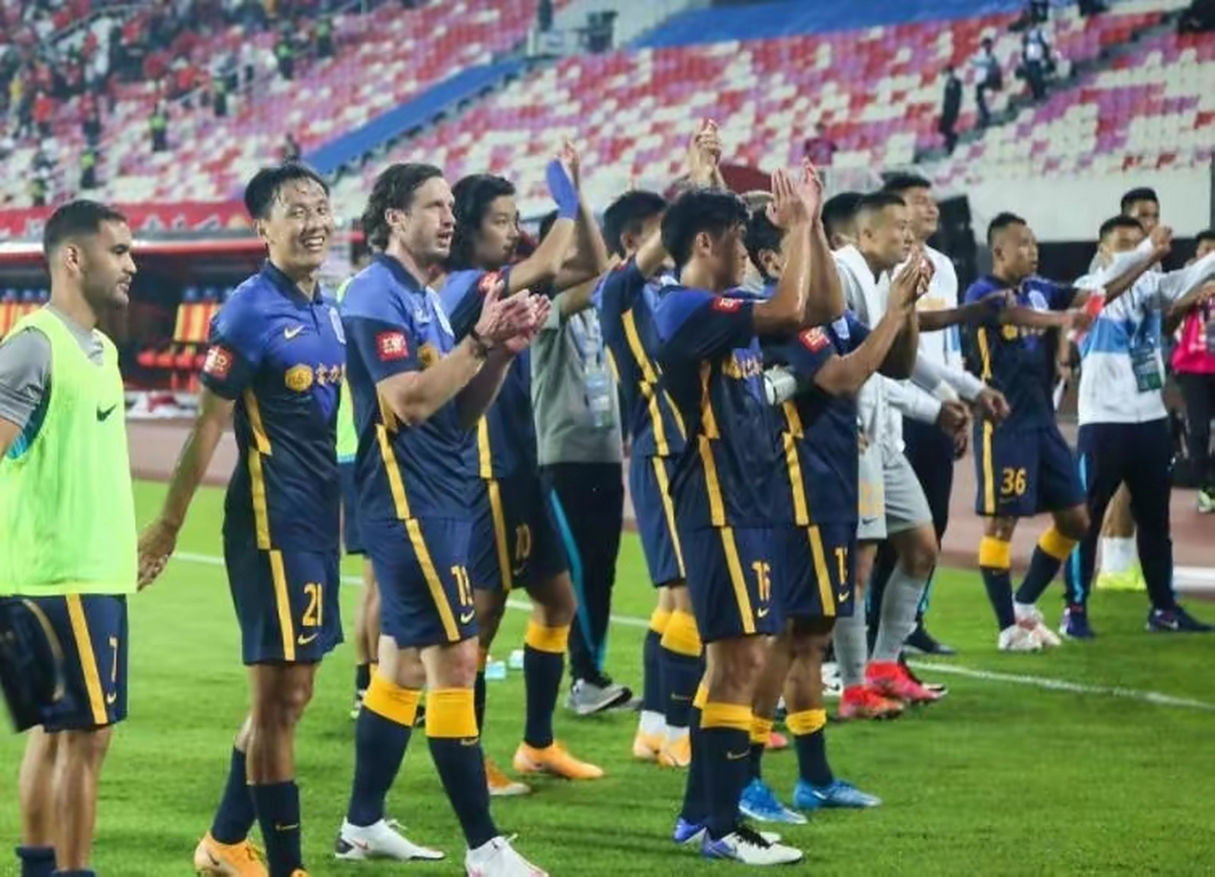 -发生球队内部危机，影响比赛结果