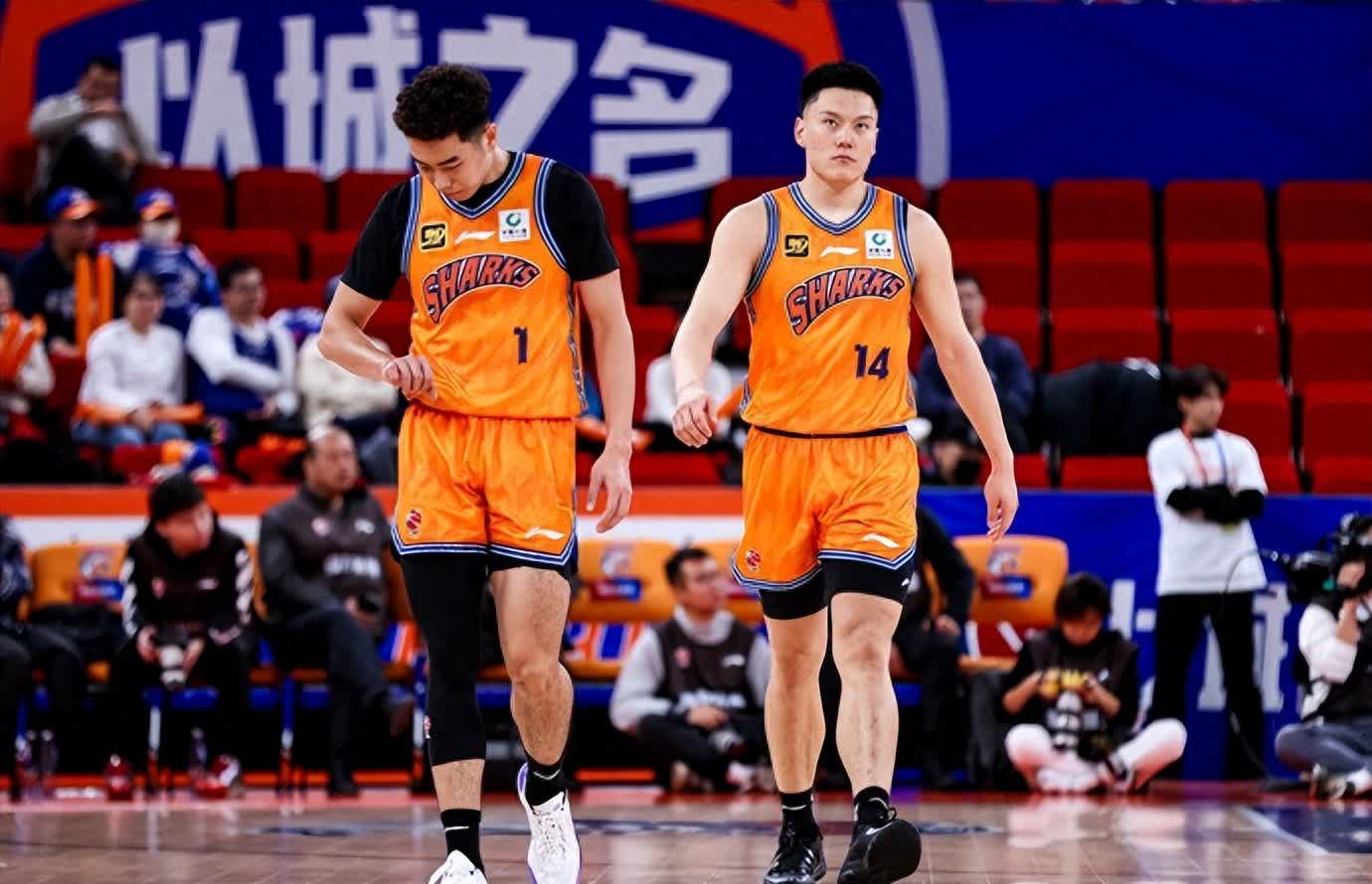 上海男篮新外援表现出色,带领球队获胜 上海男篮新外援表现出色,带领球队获胜