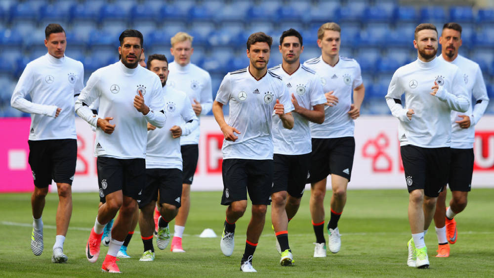 九游体育登录-欧预赛主力球员受伤，球队士气受挫的简单介绍