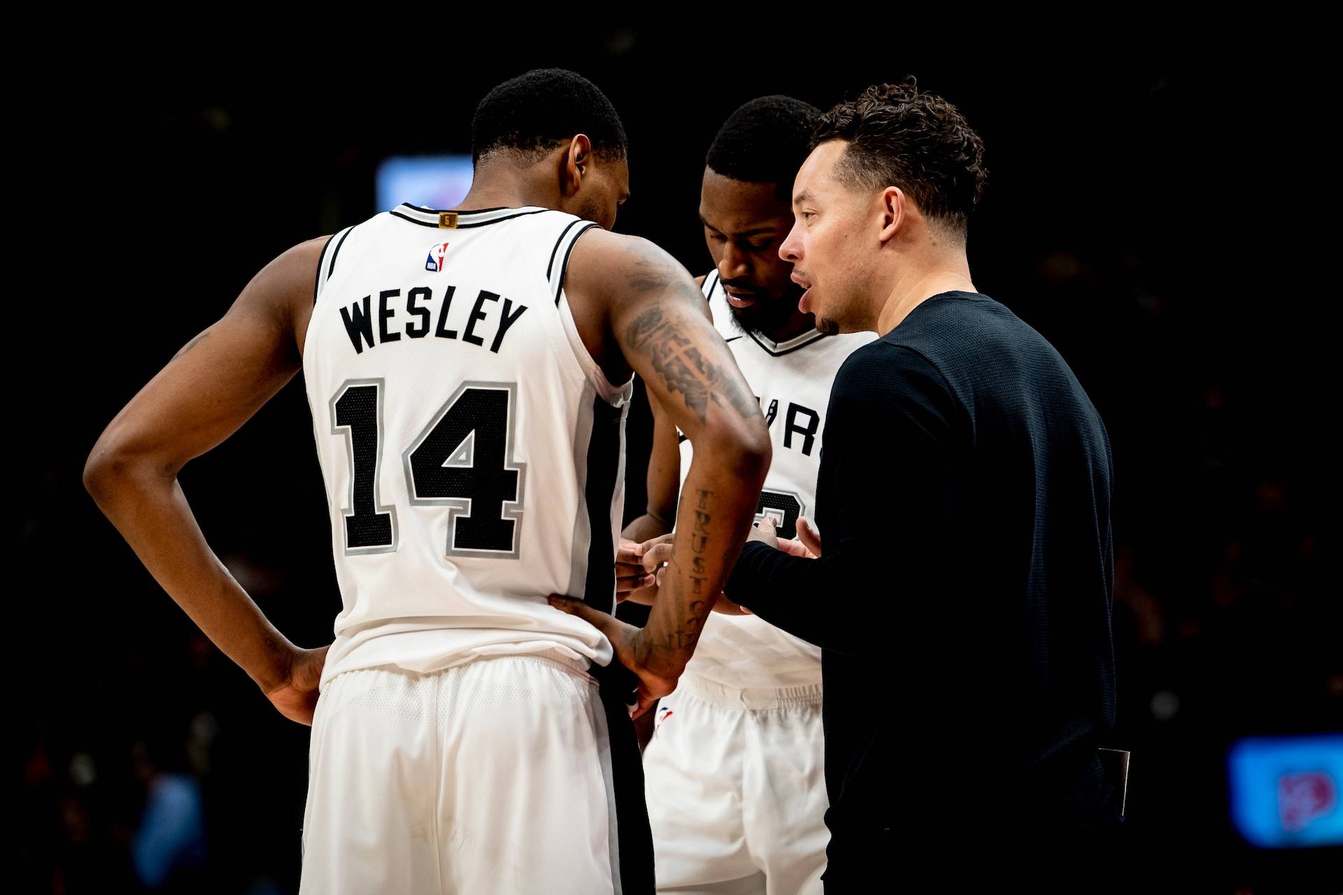 九游体育在线登录-关于猛龙队前锋连续发威，助球队稳住局势的信息