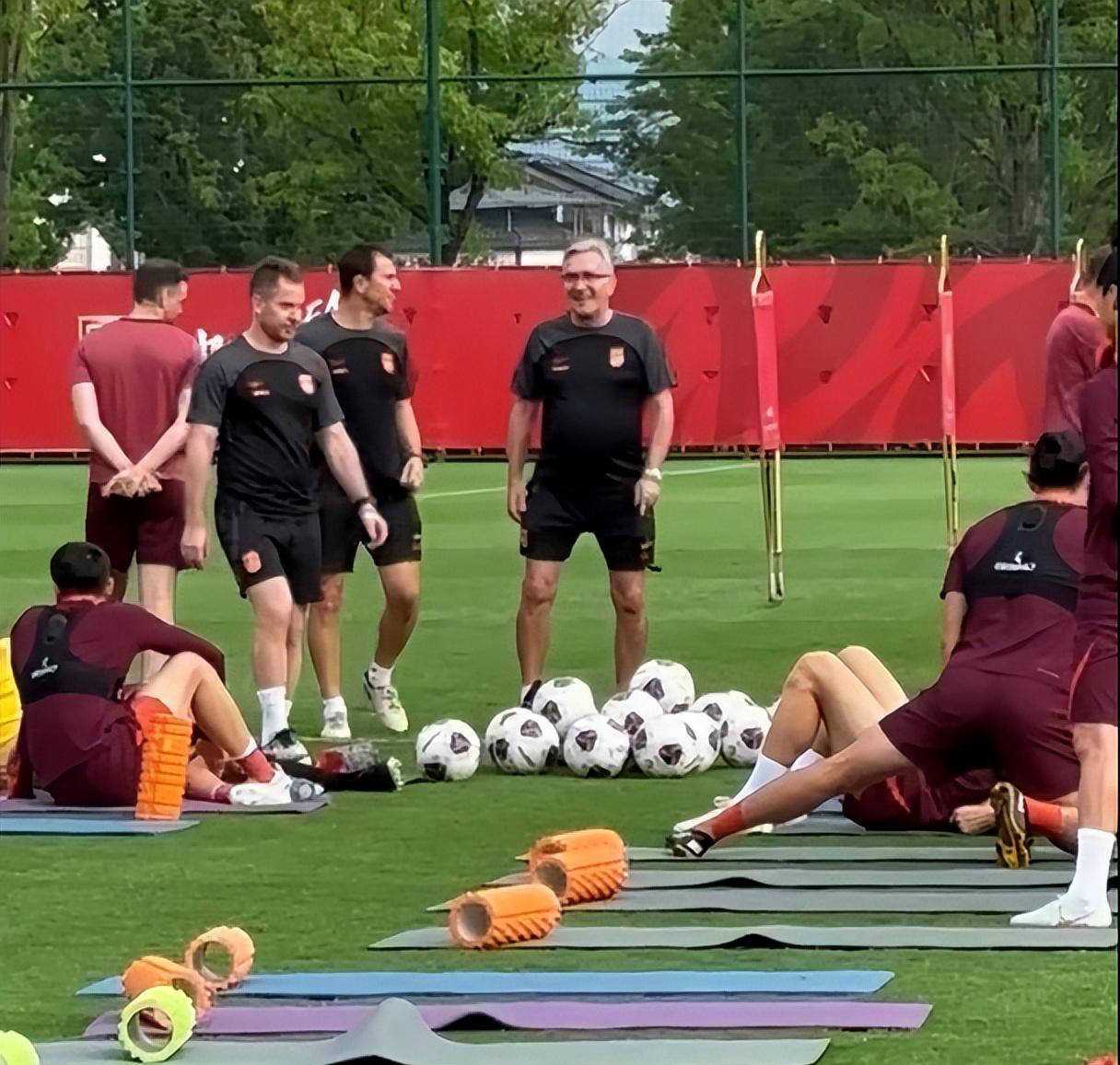 重磅足球比赛即将揭开序幕，球员们备战状态佳