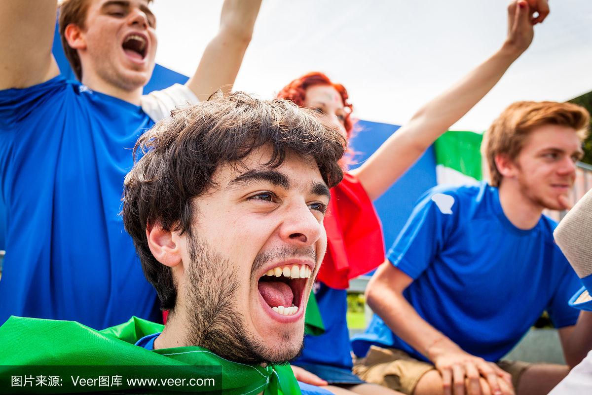 意大利传奇前锋回归执教，球迷欢呼