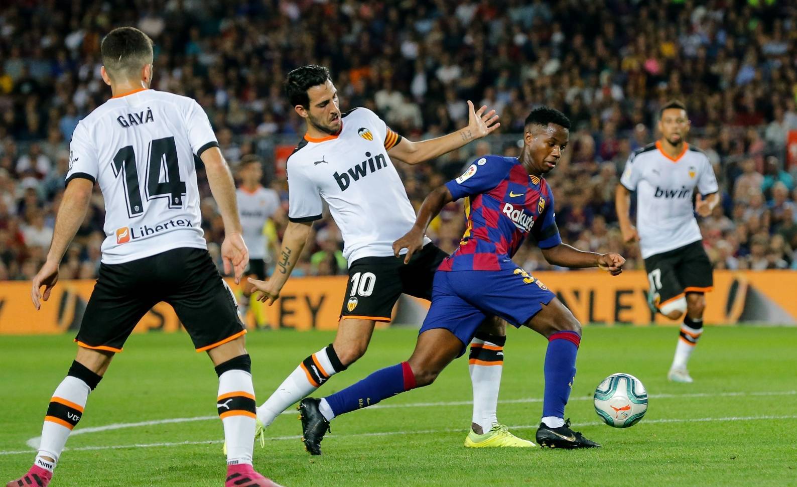 西甲焦点大战：巴塞罗那险胜瓦伦西亚