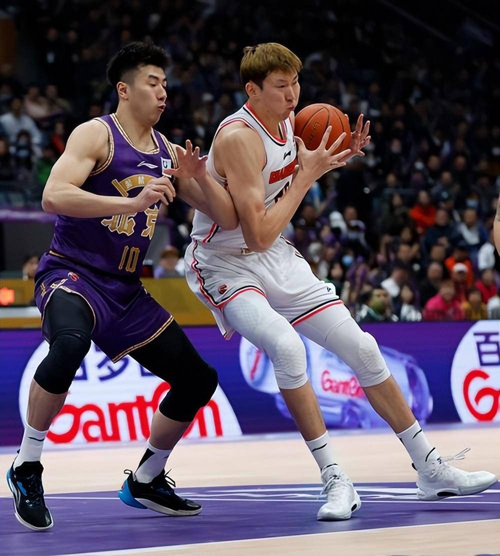 九游体育app-包含篮球联赛热闹登场，运动员吸引了万千眼球的词条