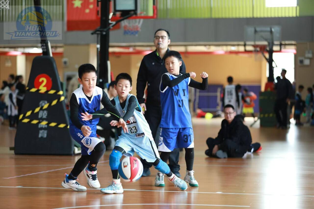 包含篮球联赛热闹登场，运动员吸引了万千眼球的词条