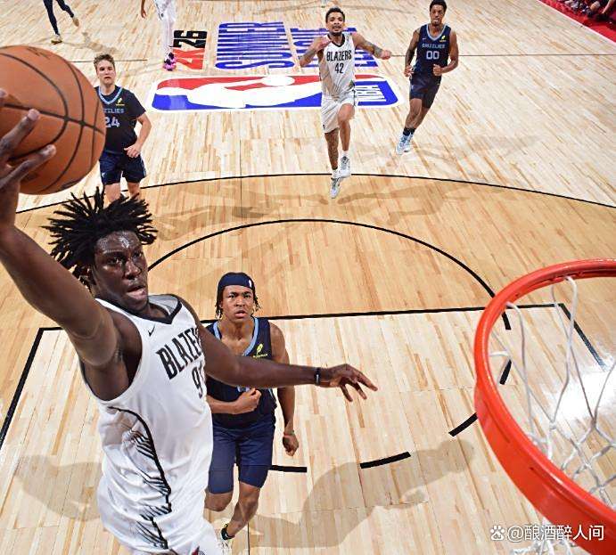 包含开拓者队在客场力克灰熊，取得连胜的词条