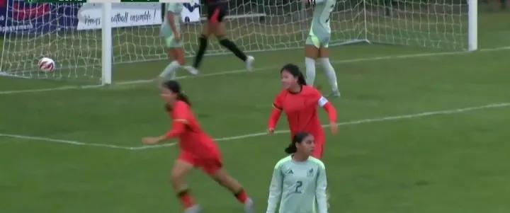 九游体育中国官网-墨西哥女足球员连连进球，夺取胜利