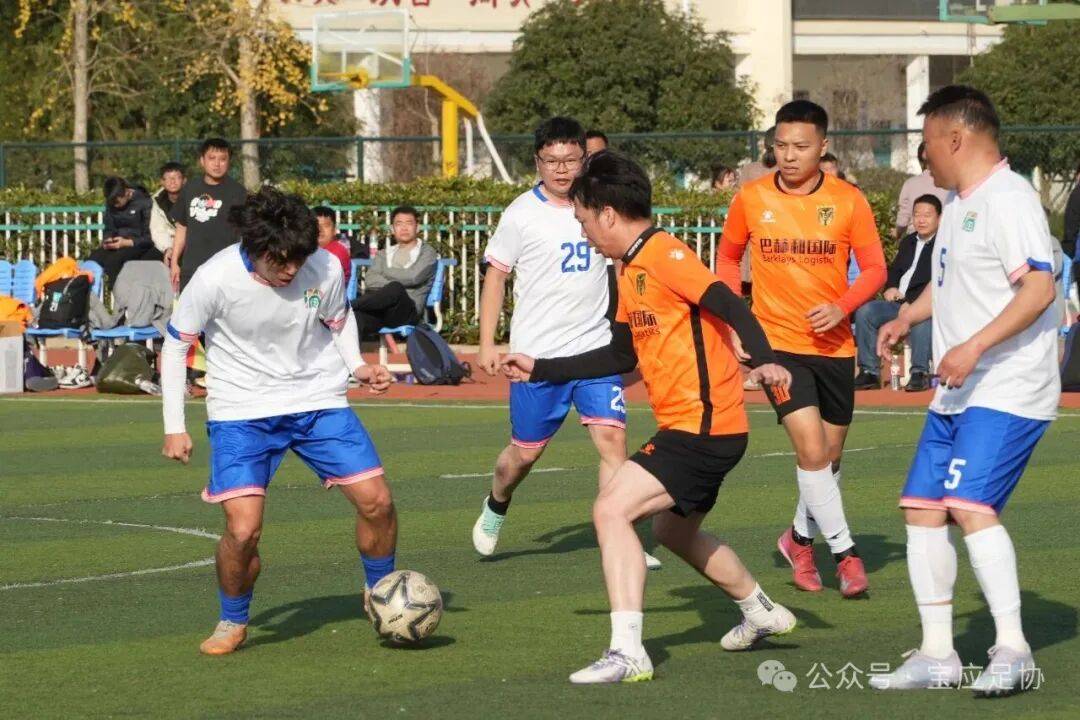 九游体育app-足球赛场上各路好手竞技，实力激烈角逐