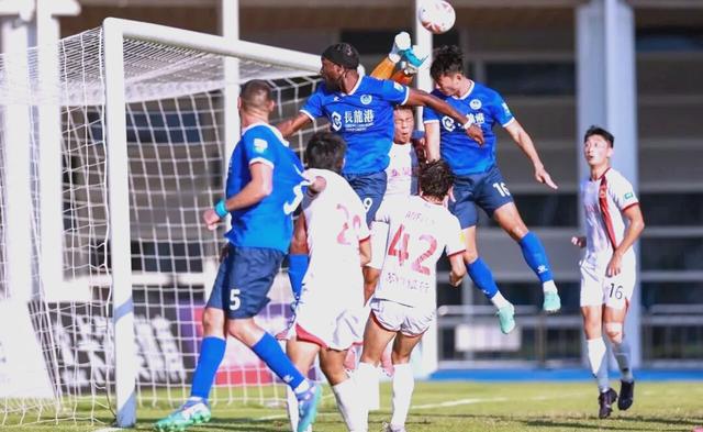 足球赛场上各路好手竞技，实力激烈角逐